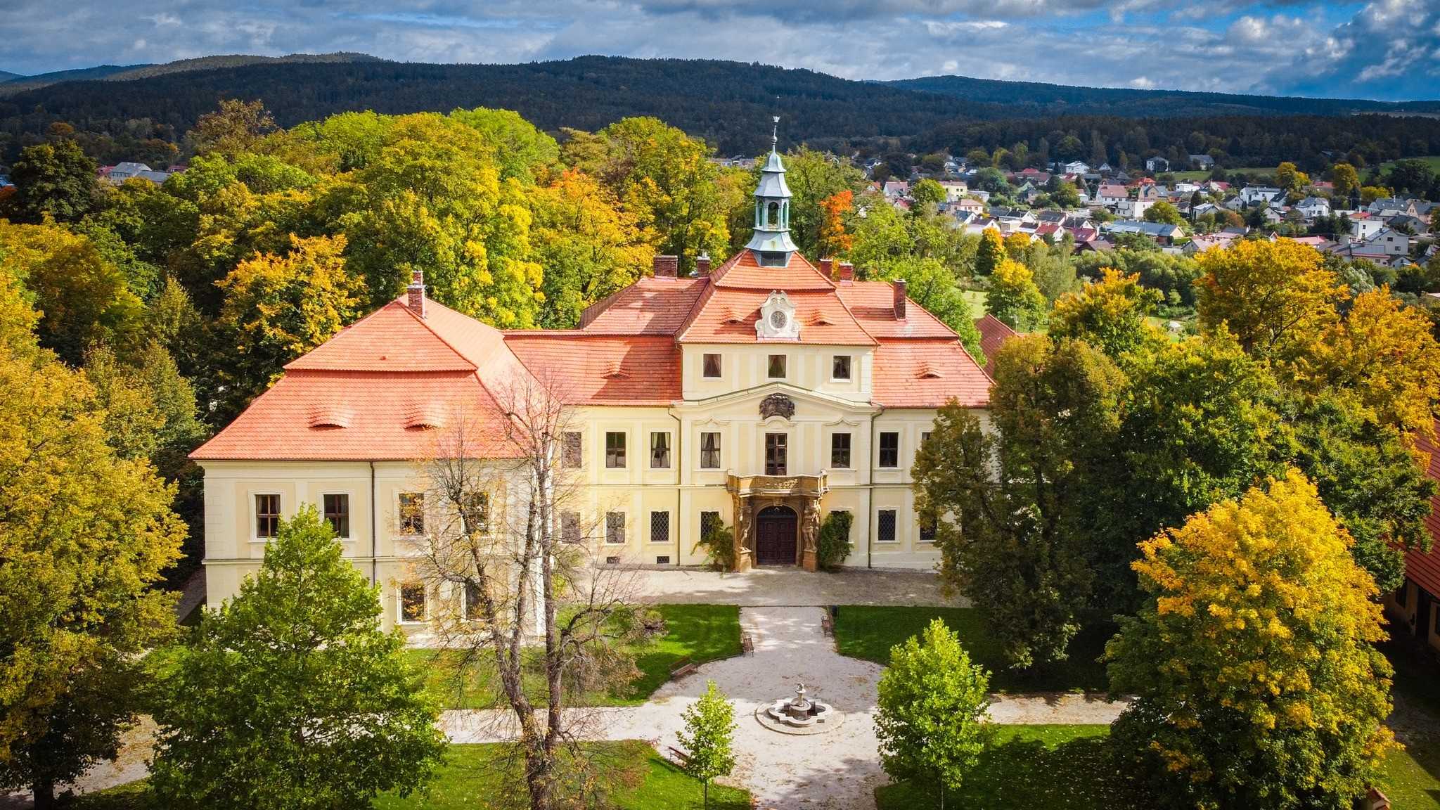 Fotos Baroque castle in Mirošov, West Bohemia