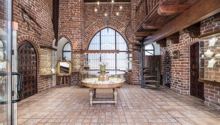 Torre gótica en el casco antiguo de Malbork