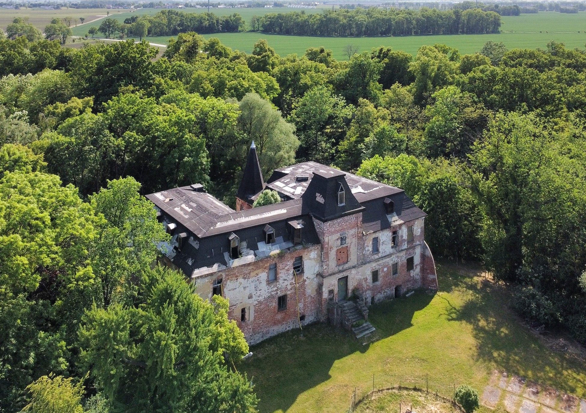 Fotos Castillo que necesita renovación con pequeño parque Wrocław, Polonia