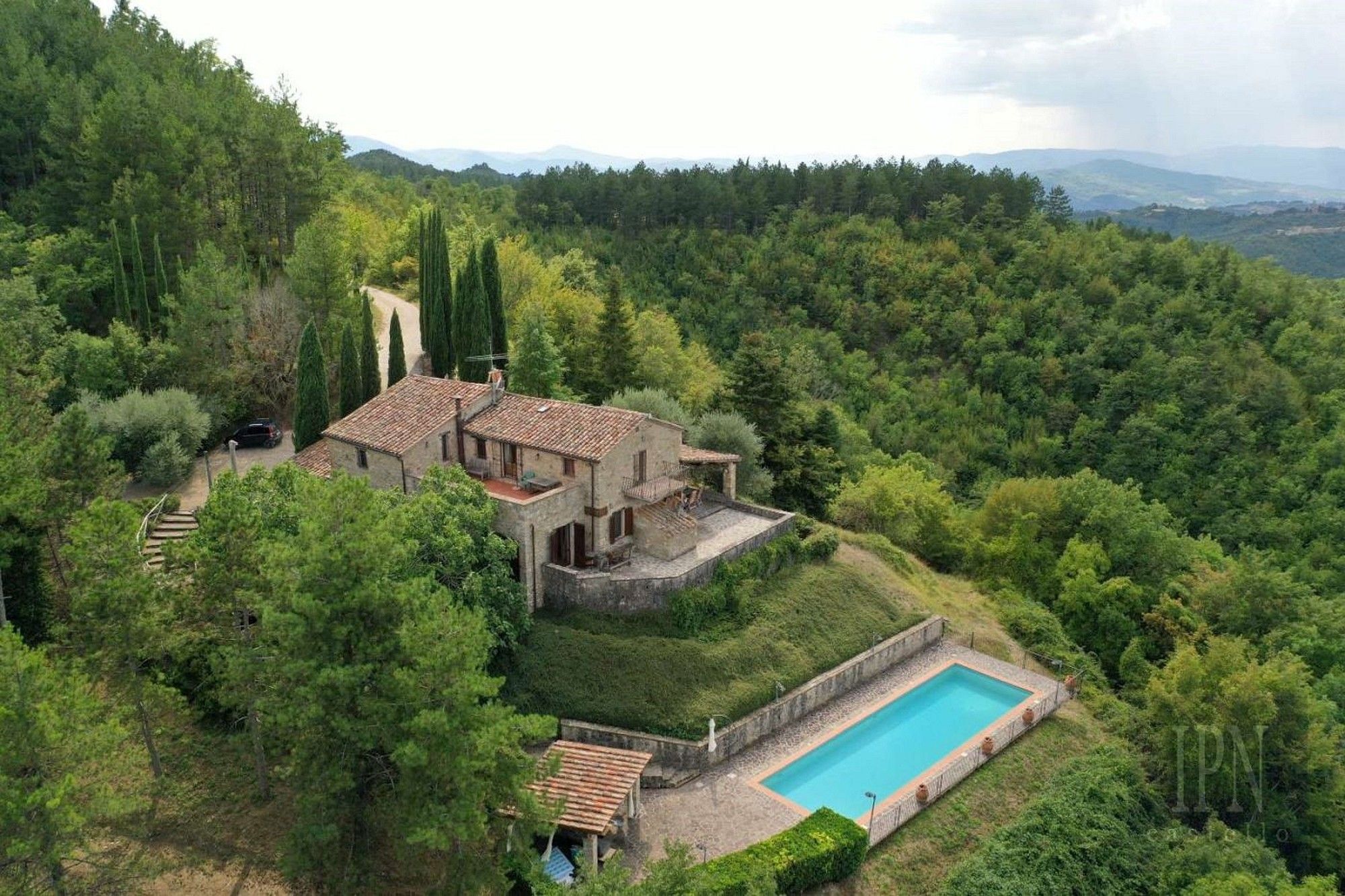 Fotos Casa de campo en Umbría rodeada de bosque con vistas al valle