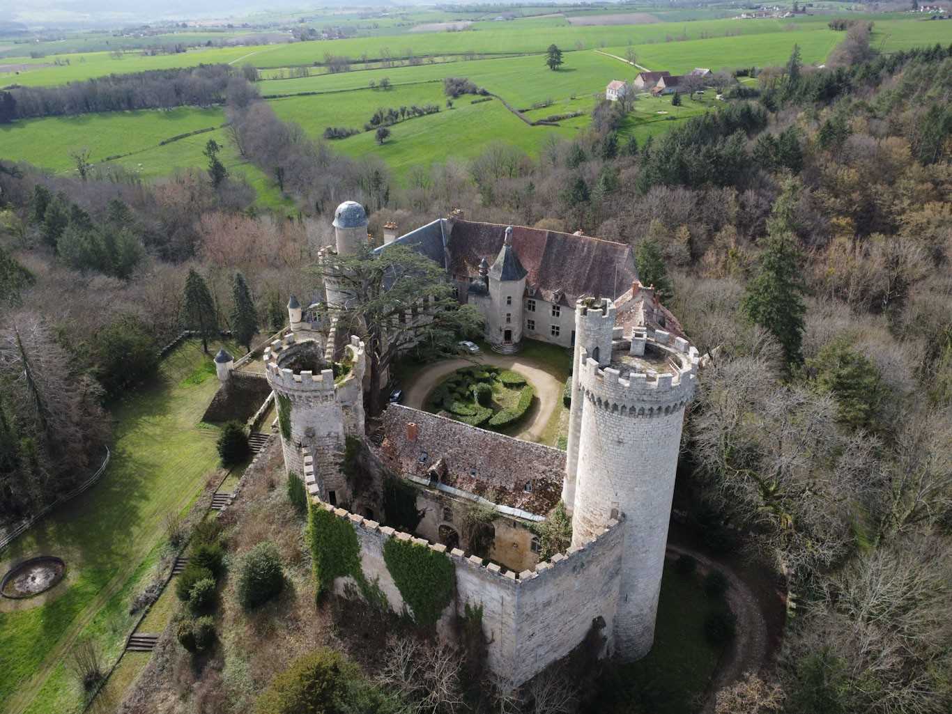 Fotos French castle for sale in Veauce, north of Clermont Ferrand - Endangered monument
