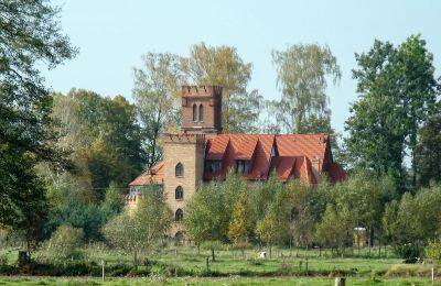 Inmuebles con carácter, Conjunto histórico con iglesia neogótica en Masovia
