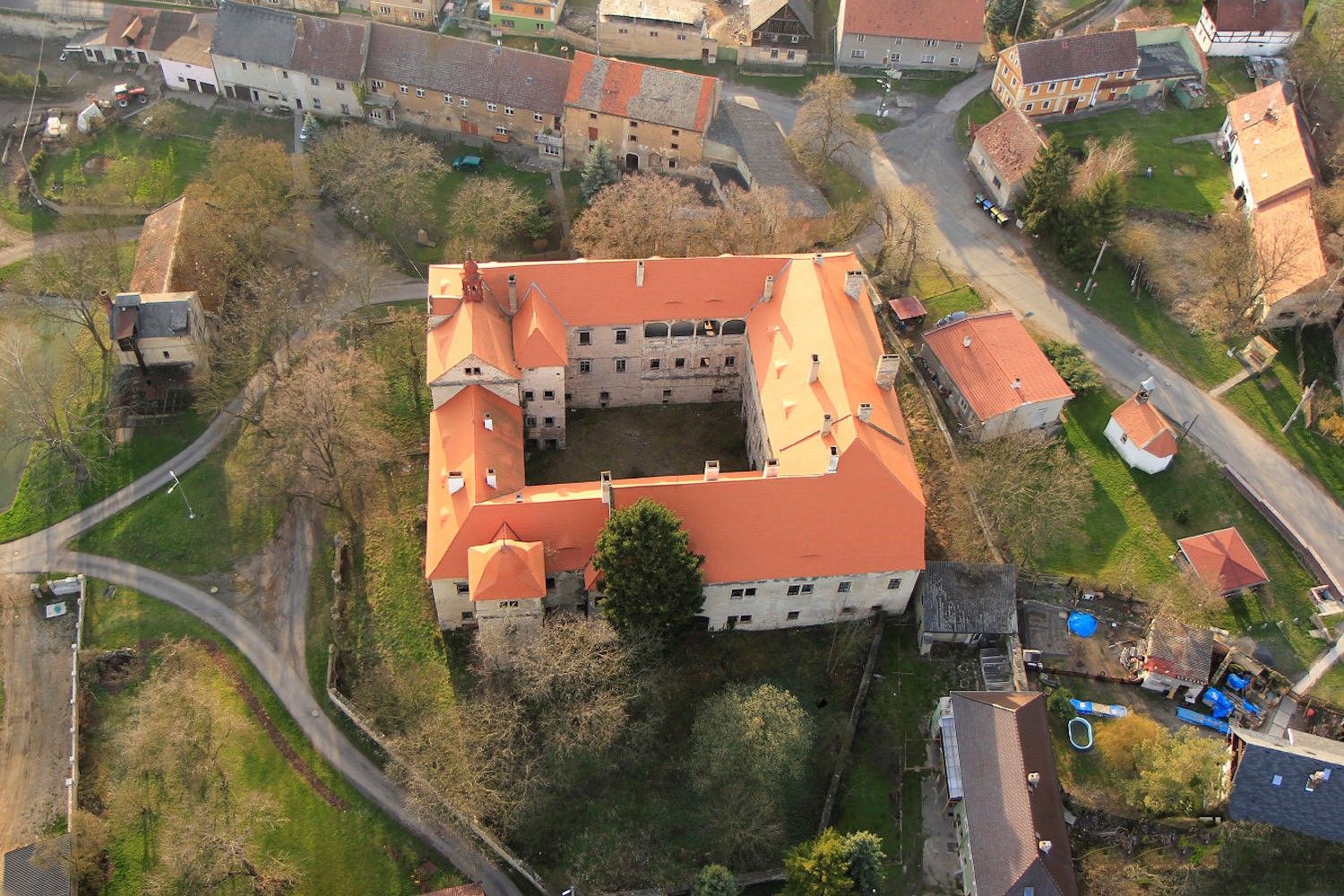 Fotos Gran castillo que necesita renovación, 60 km al norte de Praga