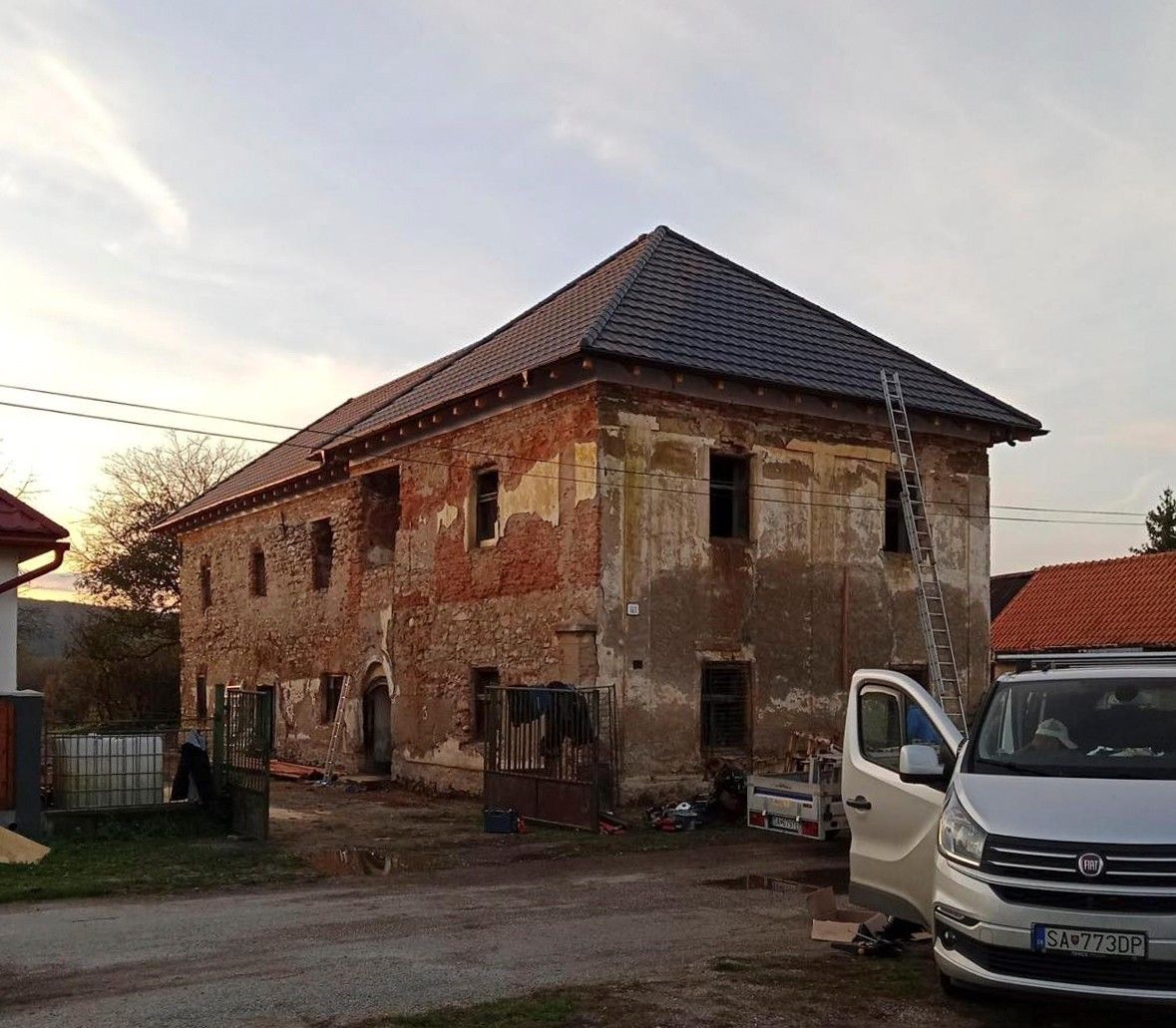 Fotos Ruina de una casa señorial del Renacimiento tardío en el sur de Eslovaquia