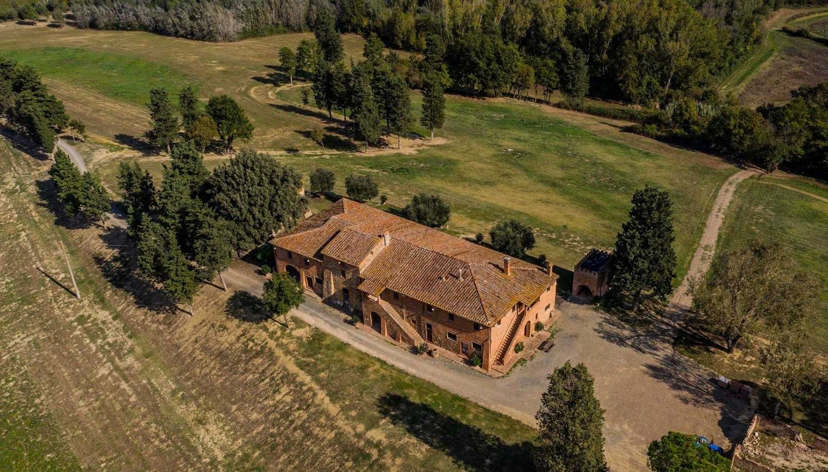 fotos Antiguo monasterio en una gran ubicación con 100 hectáreas de terreno