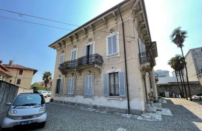 Villa histórica en venta Verbano-Cusio-Ossola, Intra, Piamonte:  Vista lateral