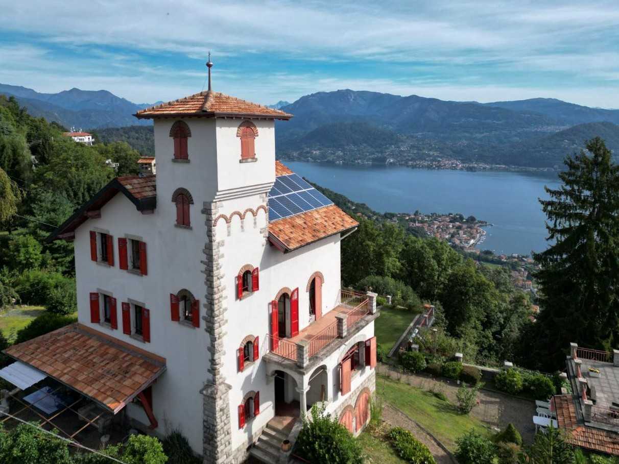 Fotos Mansión Art Nouveau con torre en el lago de Orta, Italia