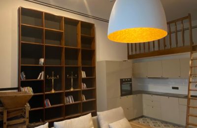 Apartamento en edificio histórico en venta Lubiechowo, Pałac w Lubiechowie, Voivodato de Pomerania Occidental, Widok na salon z otwartą kuchnią 