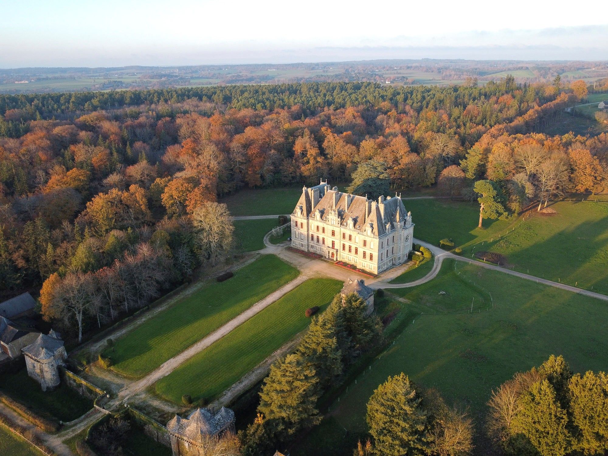 fotos Excelente castillo en Bretaña con 30 hectáreas de terreno