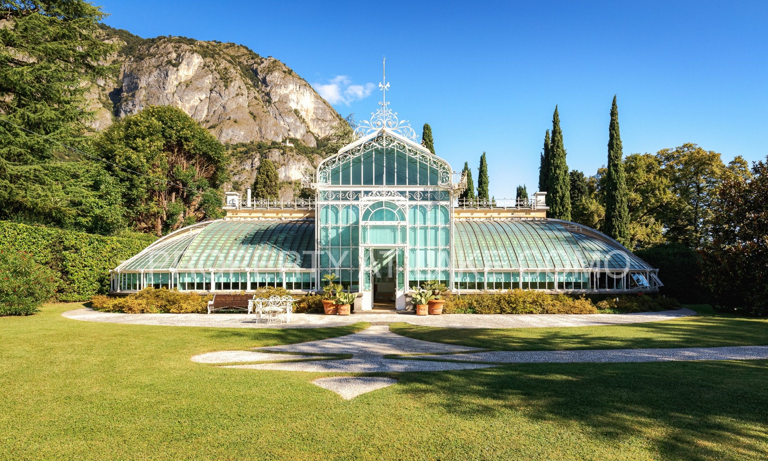 Propiedad única en el Lago de Como: Antiguo invernadero en Griante, Villa histórica en venta