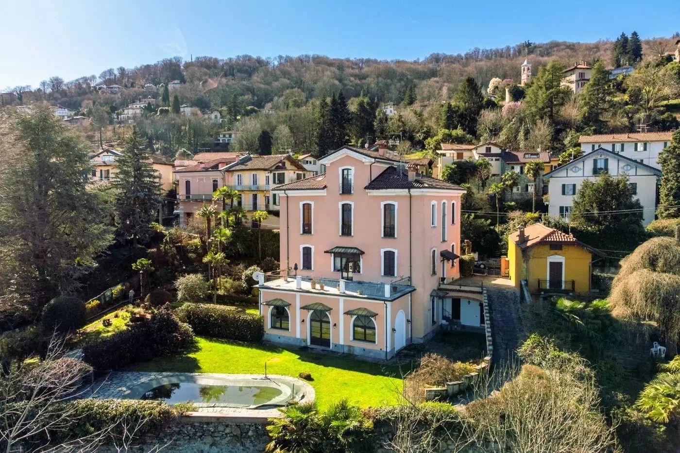 fotos Parte de una villa histórica con piscina y vistas al lago en Stresa Binda