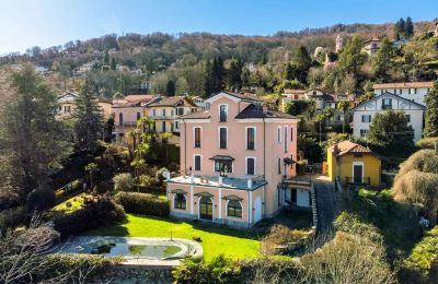 Inmuebles con carácter, Parte de una villa histórica con piscina y vistas al lago en Stresa Binda