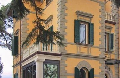 Villa histórica en venta Terricciola, Toscana:  Vista lateral