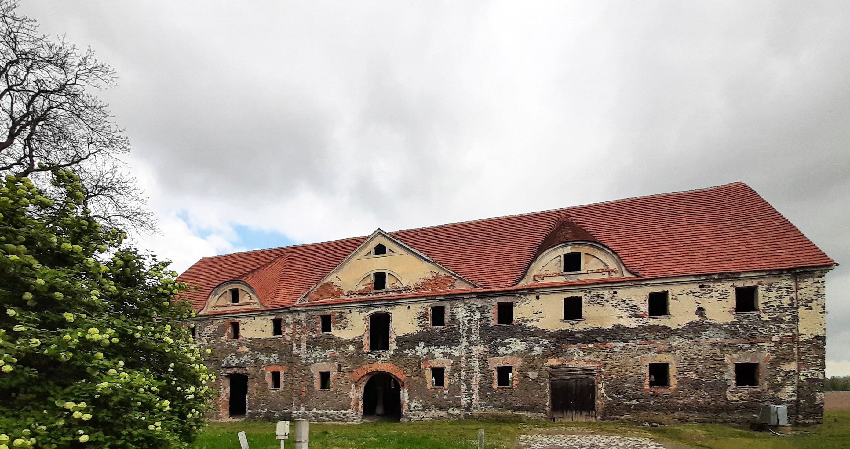 fotos Impresionante edificio de caballerizas en el castillo de Damianowo