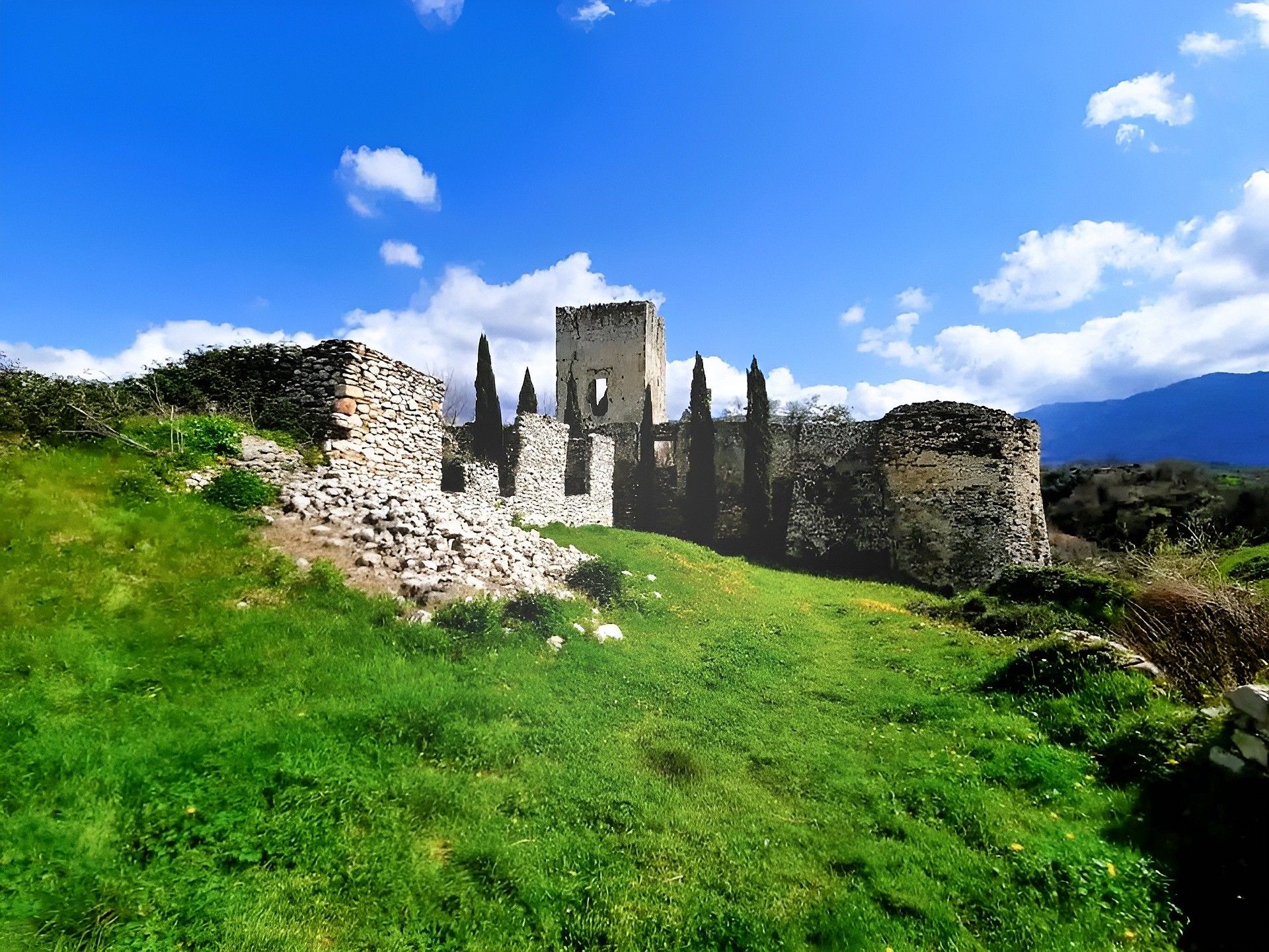 Fotos Pueblo medieval y ruinas de un castillo cerca de Roma