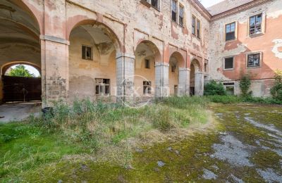Palacio en venta Kounice, Zámek Kounice, Středočeský kraj, Patio