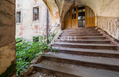 Palacio en venta Kounice, Zámek Kounice, Středočeský kraj, Escalera
