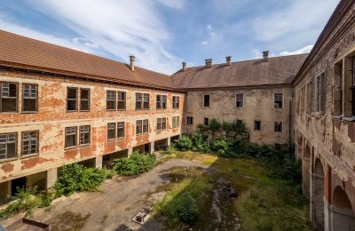 Palacio en venta Kounice, Zámek Kounice, Středočeský kraj, Patio