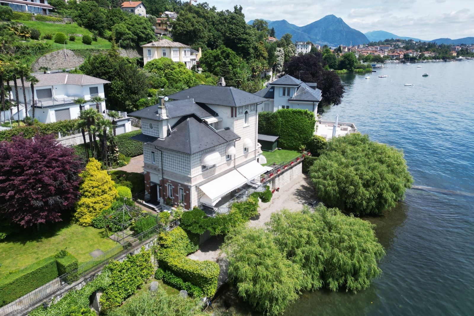 Fotos Villa histórica en Verbania con playa privada