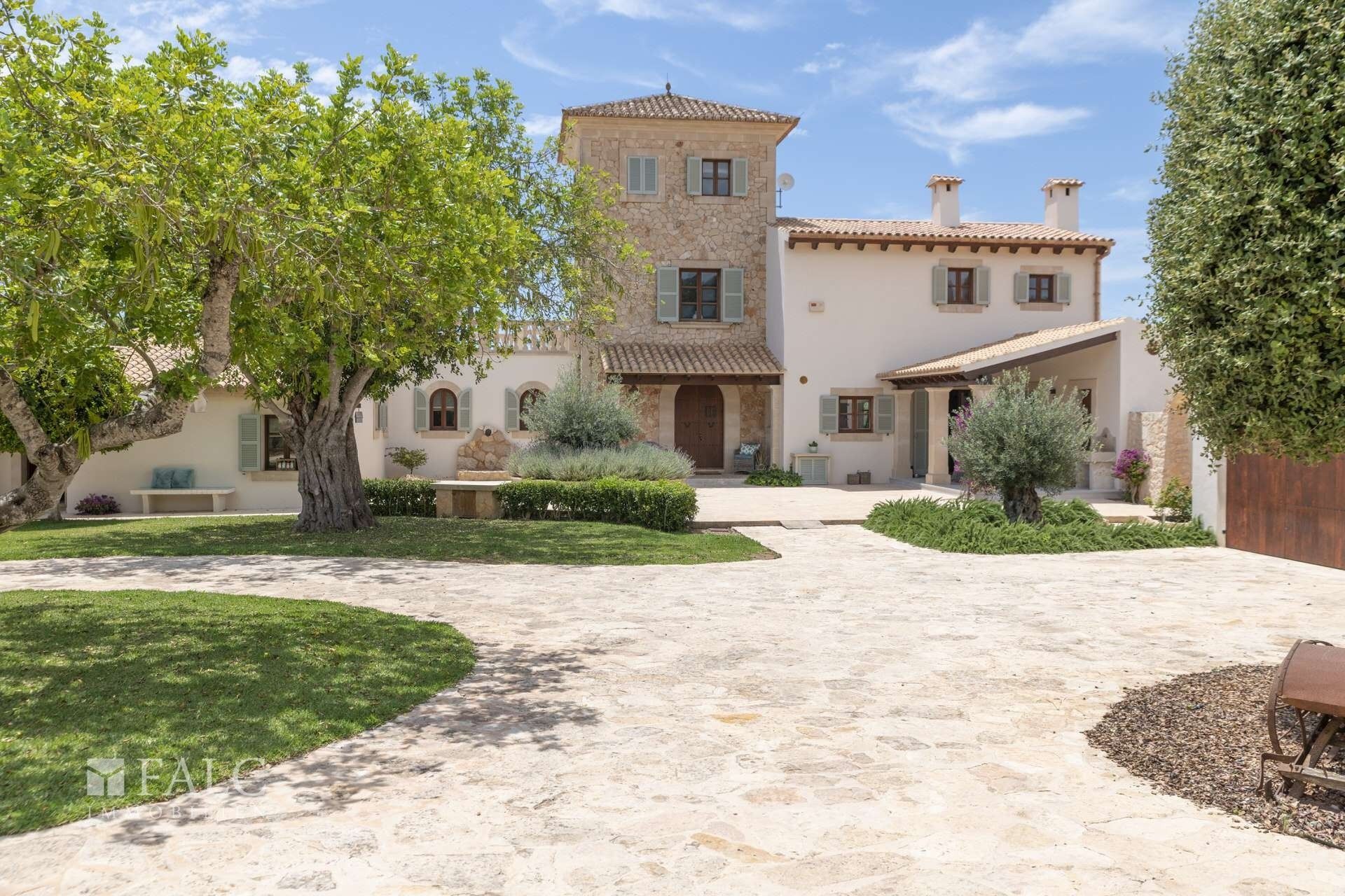 Fotos Finca cerca de Cas Concos con vivienda principal, unidades para invitados y jardín