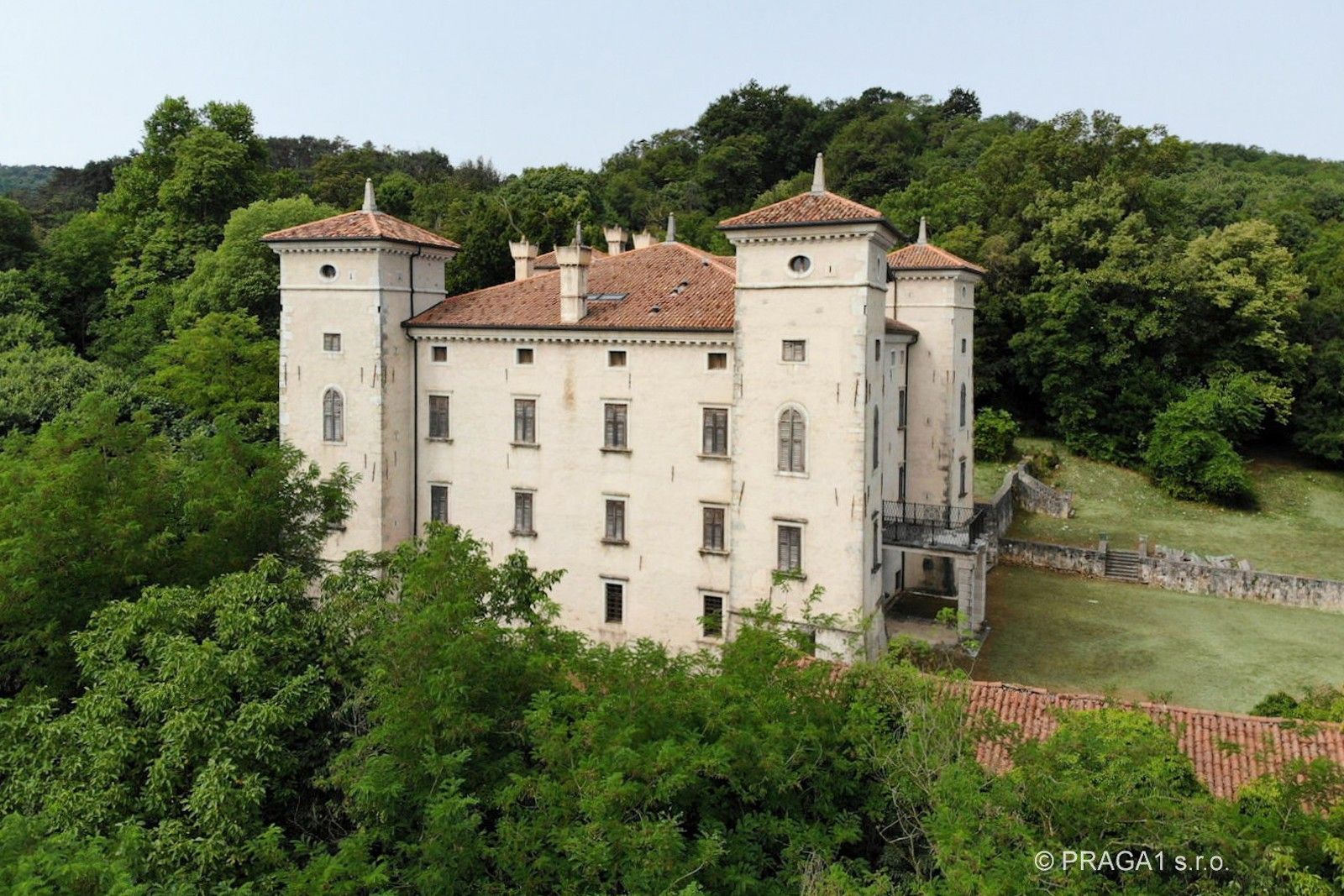 Fotos Castillo histórico en el norte de Italia con viñedos y un proyecto para campo de golf