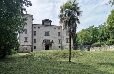 Inmuebles históricos, Castillo histórico en el norte de Italia con viñedos y un proyecto para campo de golf