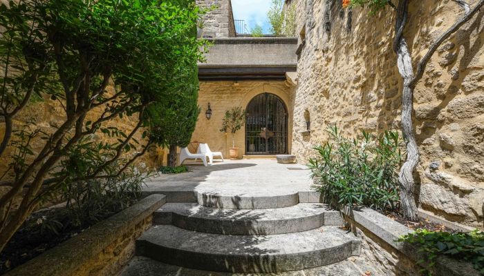 Elegante propiedad de piedra en un pueblo medieval con patio privado y apartamento de invitados