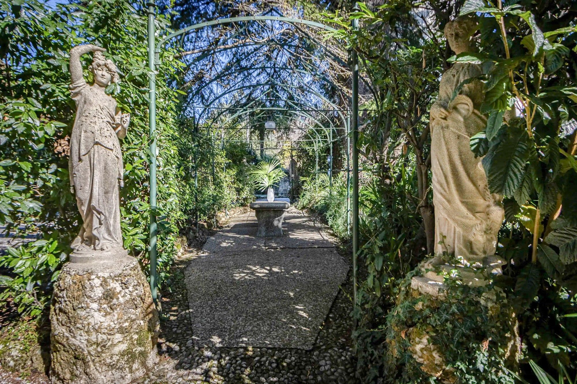 Fotos Villa histórica cerca de Como con parque y casa de huéspedes