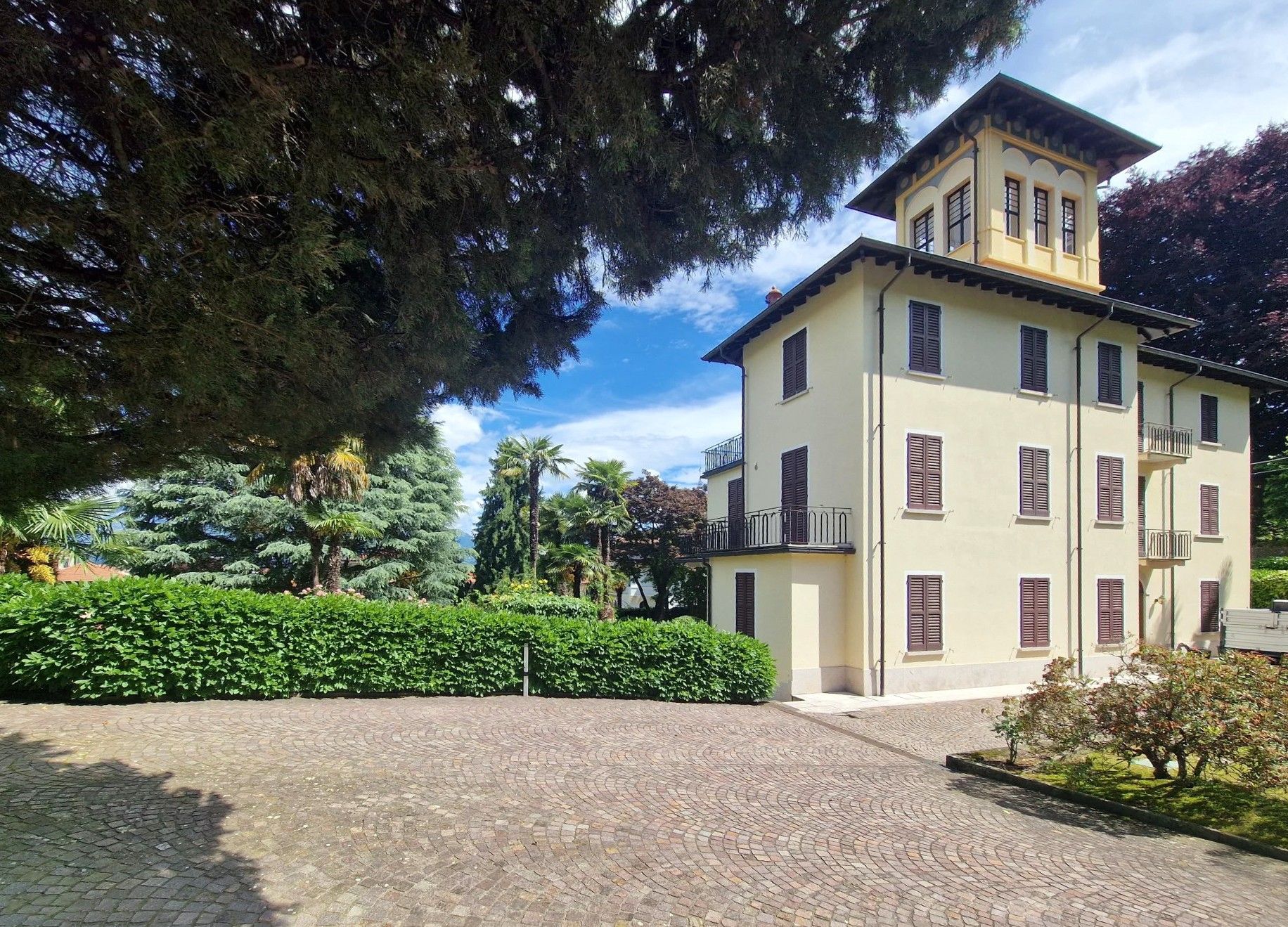Fotos Villa con torre panorámica, vistas al lago y jardín en el balneario de Stresa