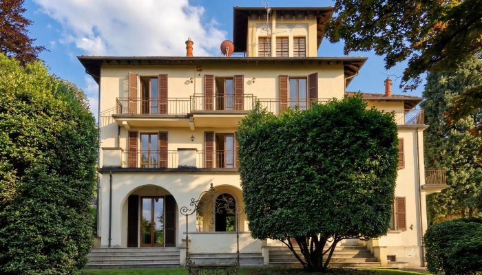 Villa con torre panorámica, vistas al lago y jardín en el balneario de Stresa