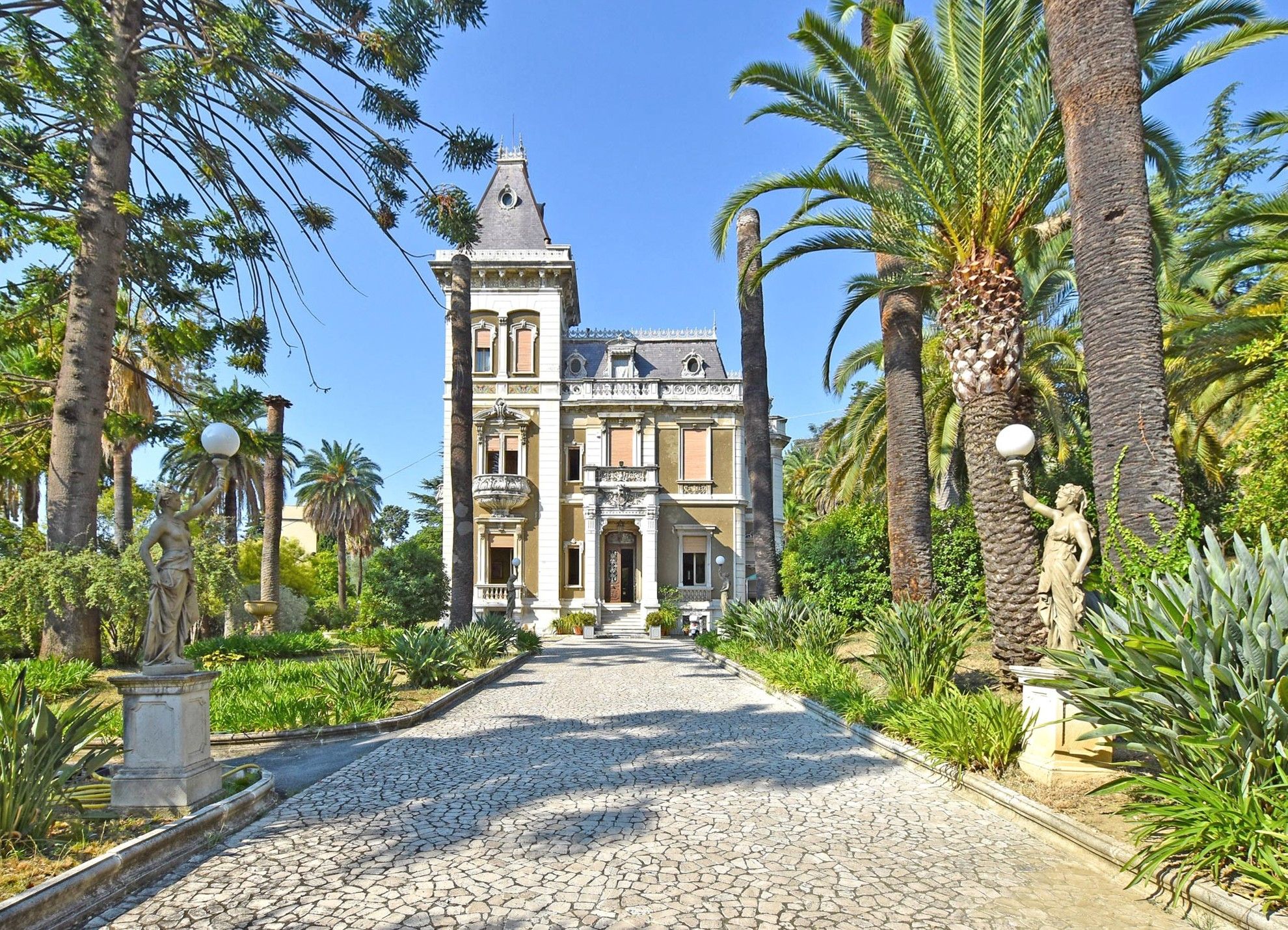Fotos Villa histórica de lujo con vistas al mar en Sanremo, Liguria