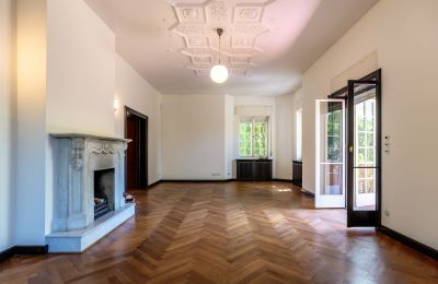 Mansión histórica en venta Charlottenburg-Wilmersdorf, Westend, Berlín, Wohnzimmer mit Zugang zur Terrasse und Laubengang 