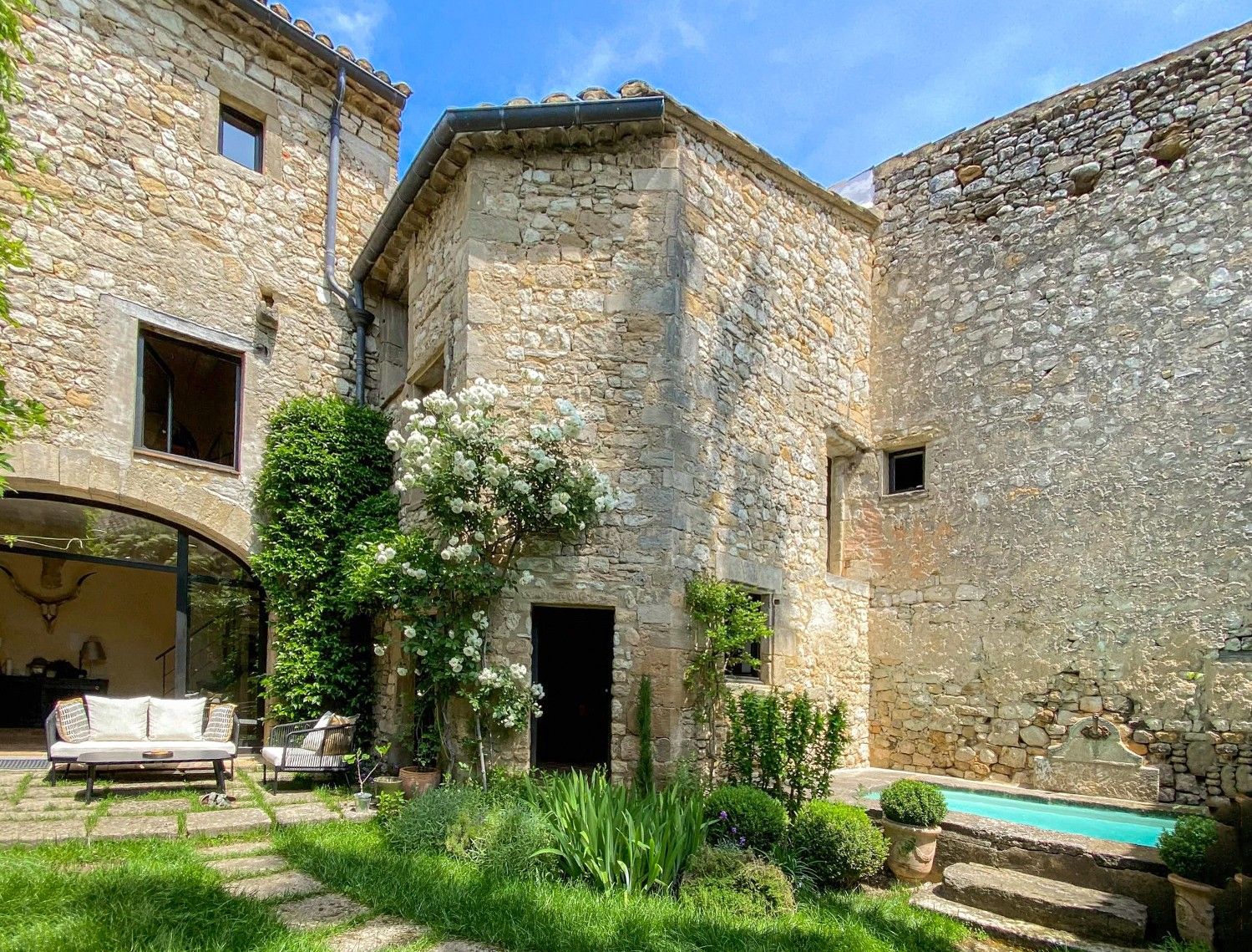 Fotos Refugio de piedra con jardín privado y encanto mediterráneo