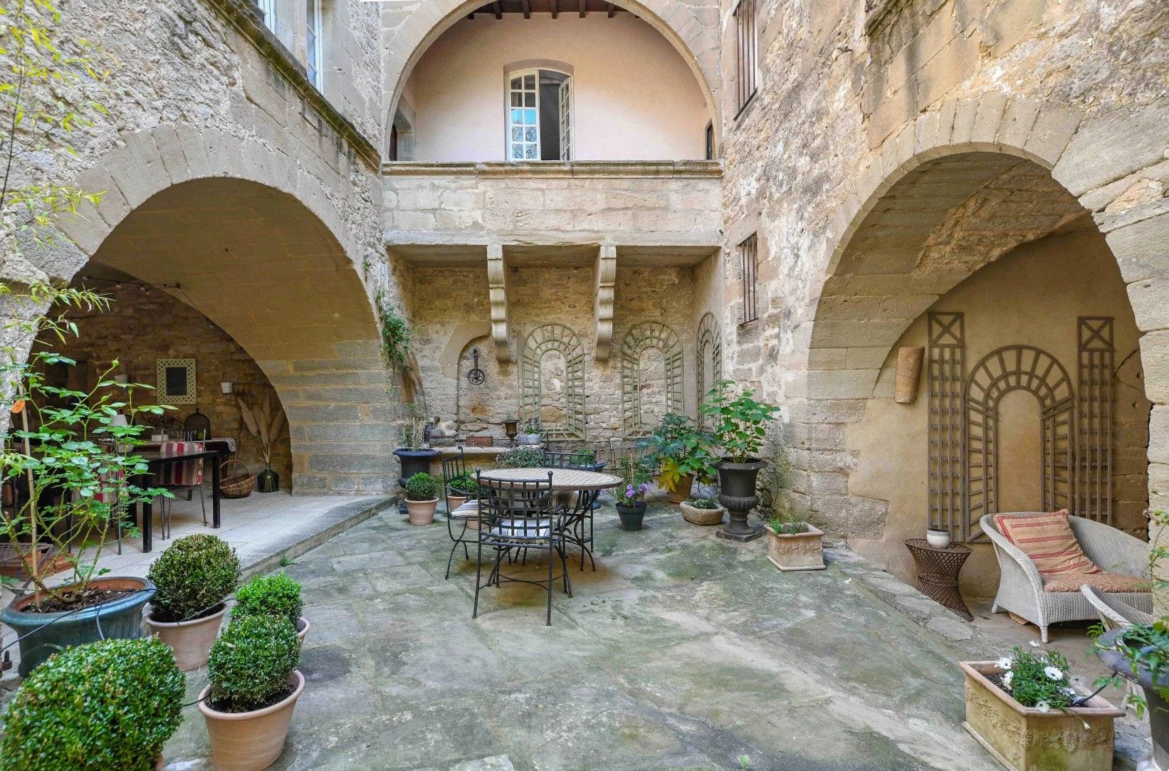 Fotos Casa señorial histórica con patio y 7 suites cerca de Uzès
