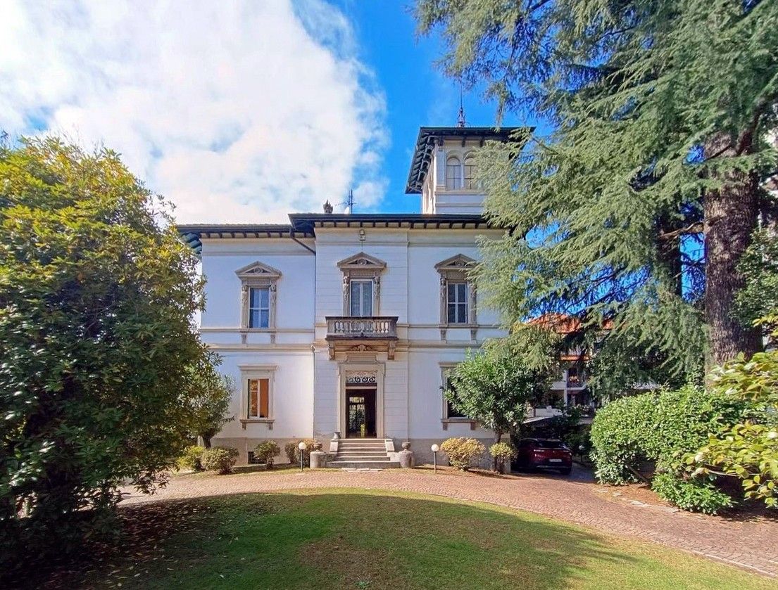 Fotos Piso en villa histórica con parque y piscina en Verbania Pallanza