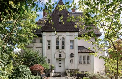Inmuebles con carácter, Villa histórica en Berlín Frohnau con jardín, apartamento independiente y casa de piscina