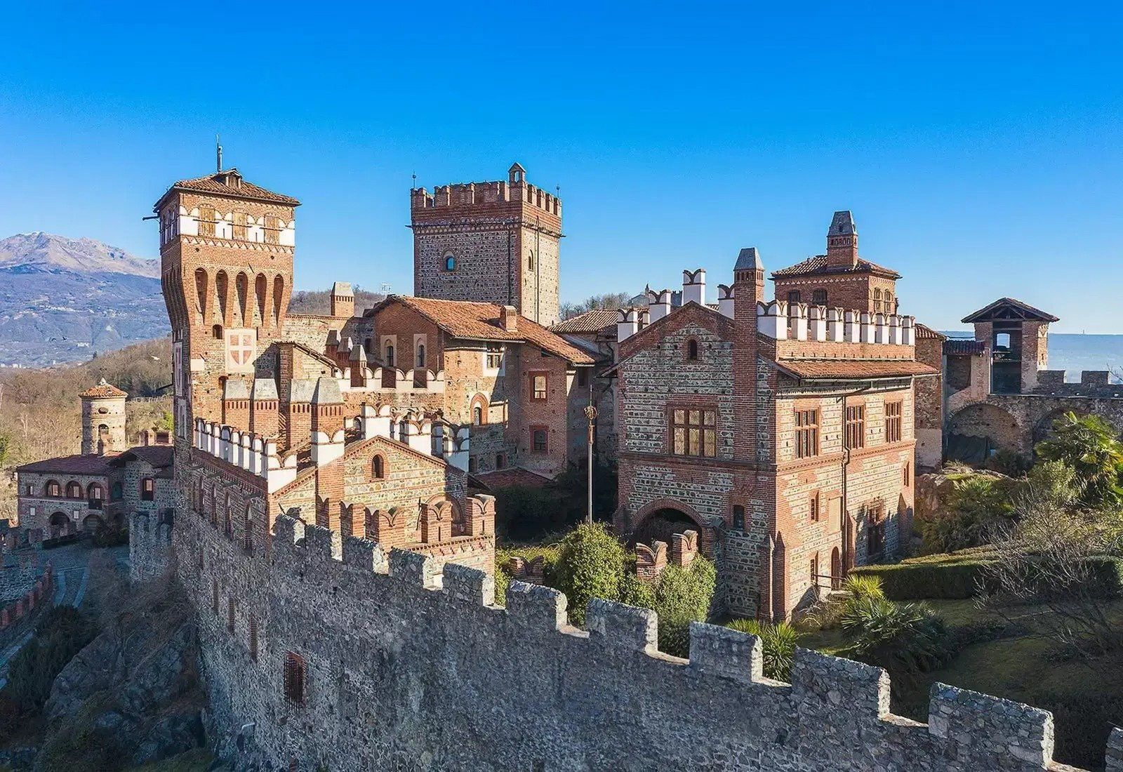 Castillo catalogado cerca de Ivrea con hotel, terrenos y vistas a los Alpes, Castillo en venta