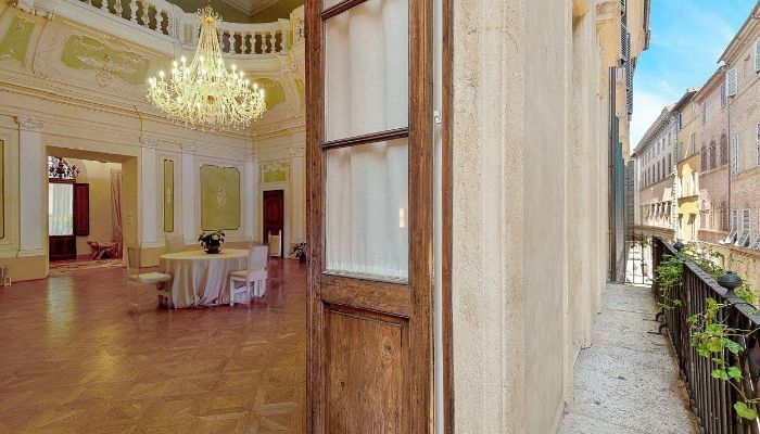 Palacio en el casco antiguo de Siena – 700 m² con salón de baile y estucos rococó