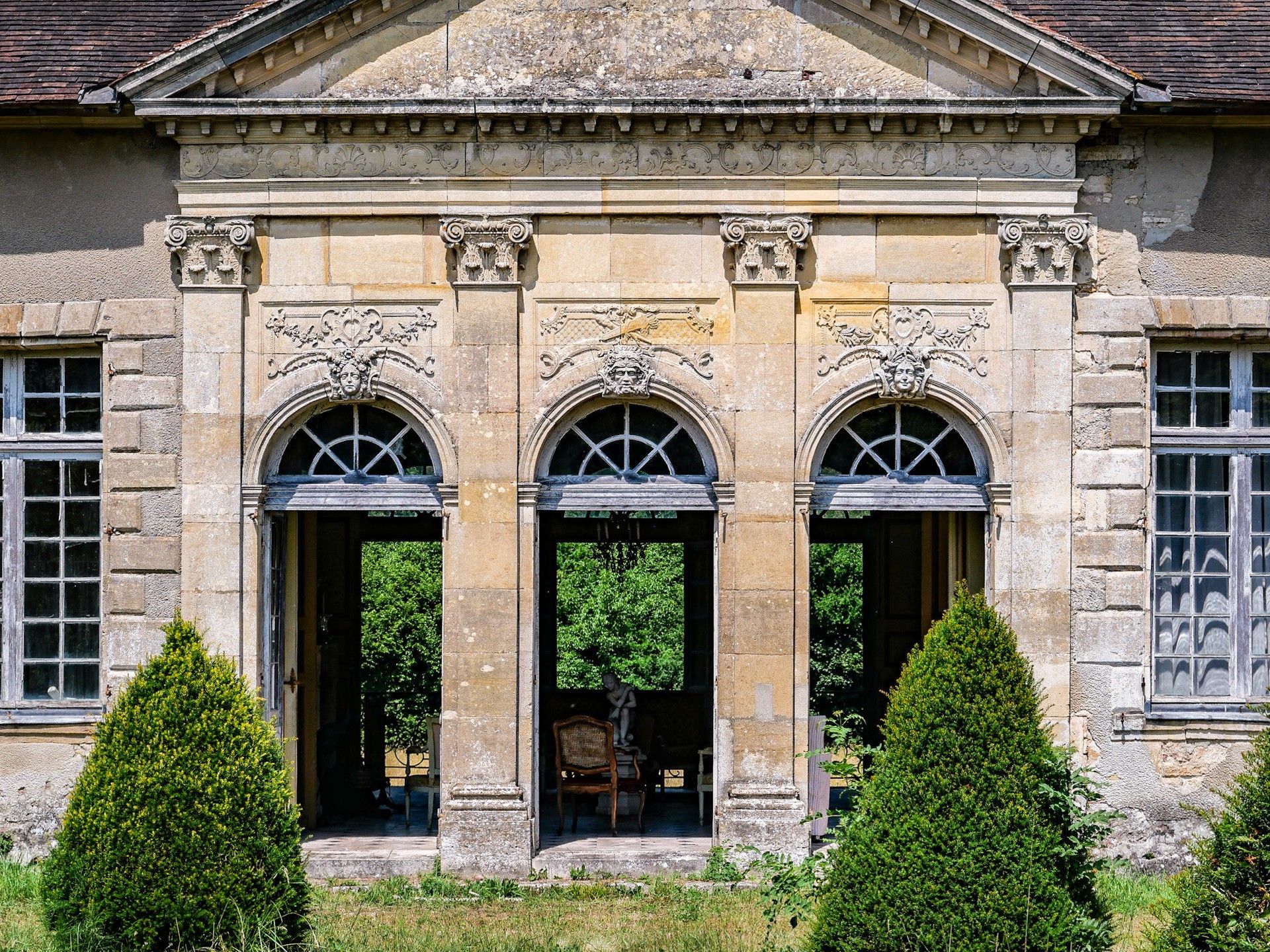Fotos Conjunto palaciego neoclásico en el este de Francia con patio de honor y parque