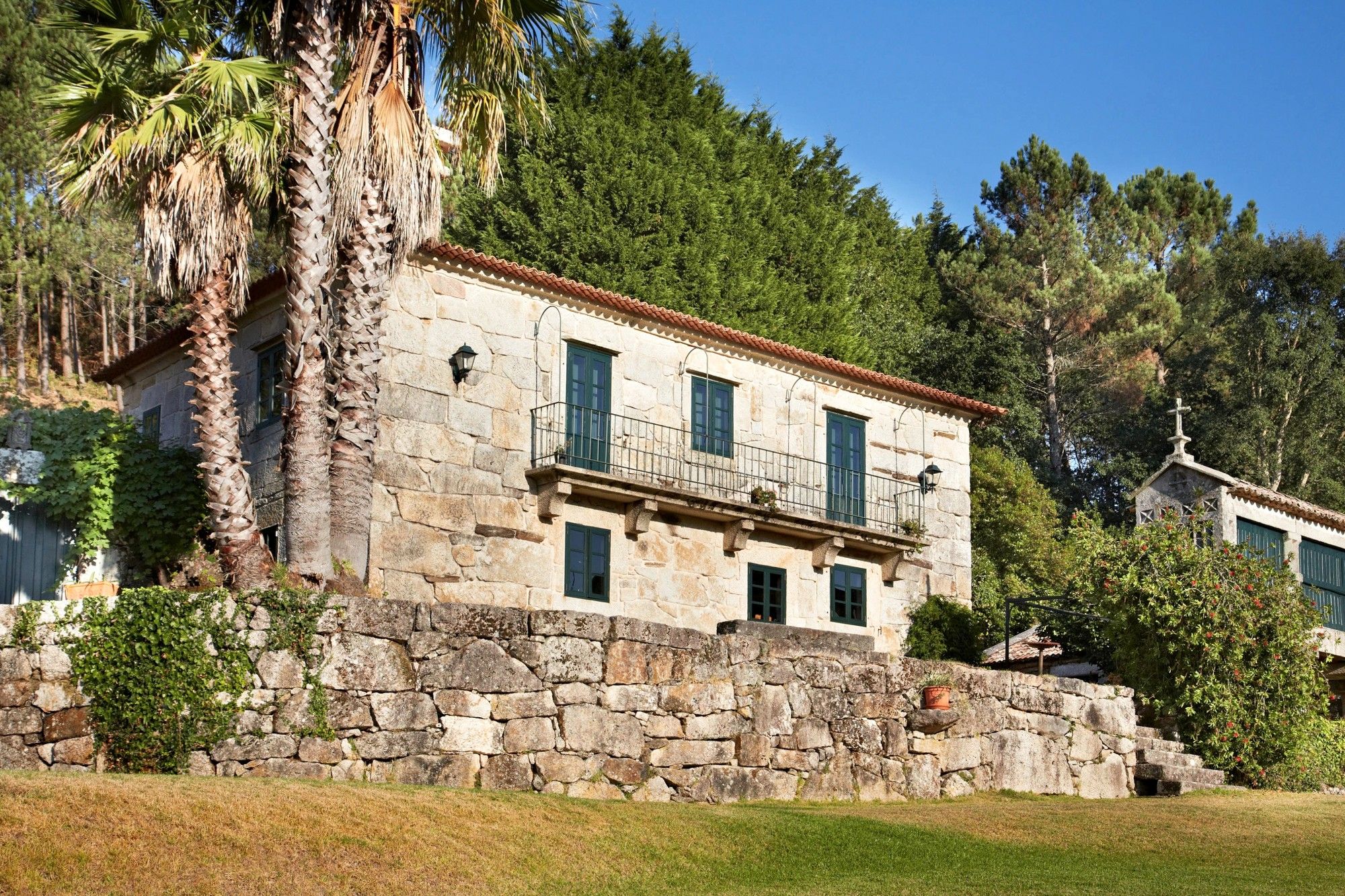 Fotos Antigua casa rectoral en Galicia con finca de 11.000 m², capilla y piscina