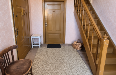 Propiedad histórica en venta Izbica Kujawska, Toruńska 9, Cuyavia‑Pomerania, Korytarz z drewnianymi schodami