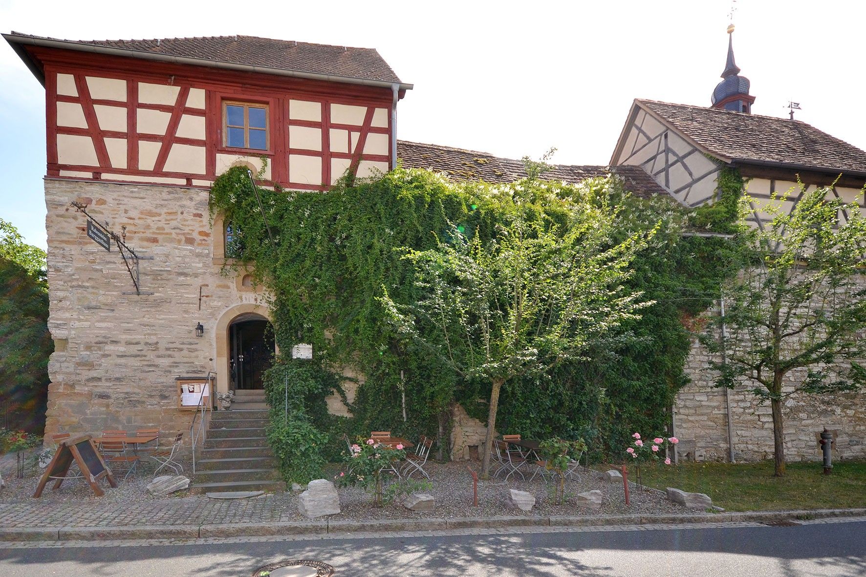 Fotos Conjunto histórico de iglesia fortificada con dependencias cerca de Ellingen, Alemania