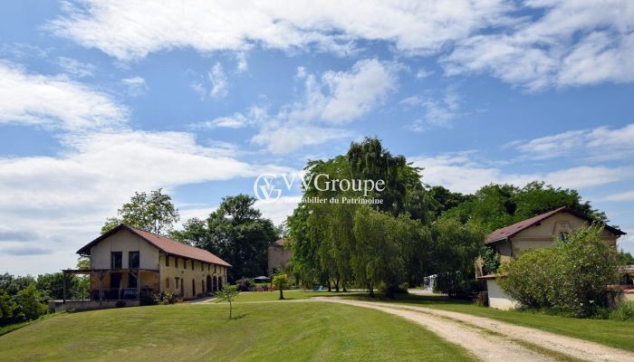 Propiedad rural con gîtes, casa principal y castillo para restaurar cerca de Marciac