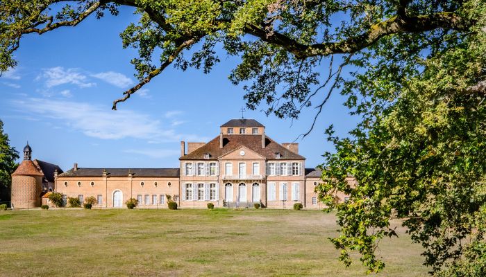 Pabellón de caza de la época de Luis XV con arquitectura clásica y decoración Rococó y del Imperio