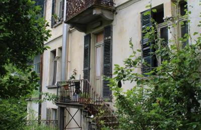 Mansión histórica en venta Faido, Tesino, lato giardino con ingresso a sala da pranzo/ingresso studio medico/accesso giardino posteriore