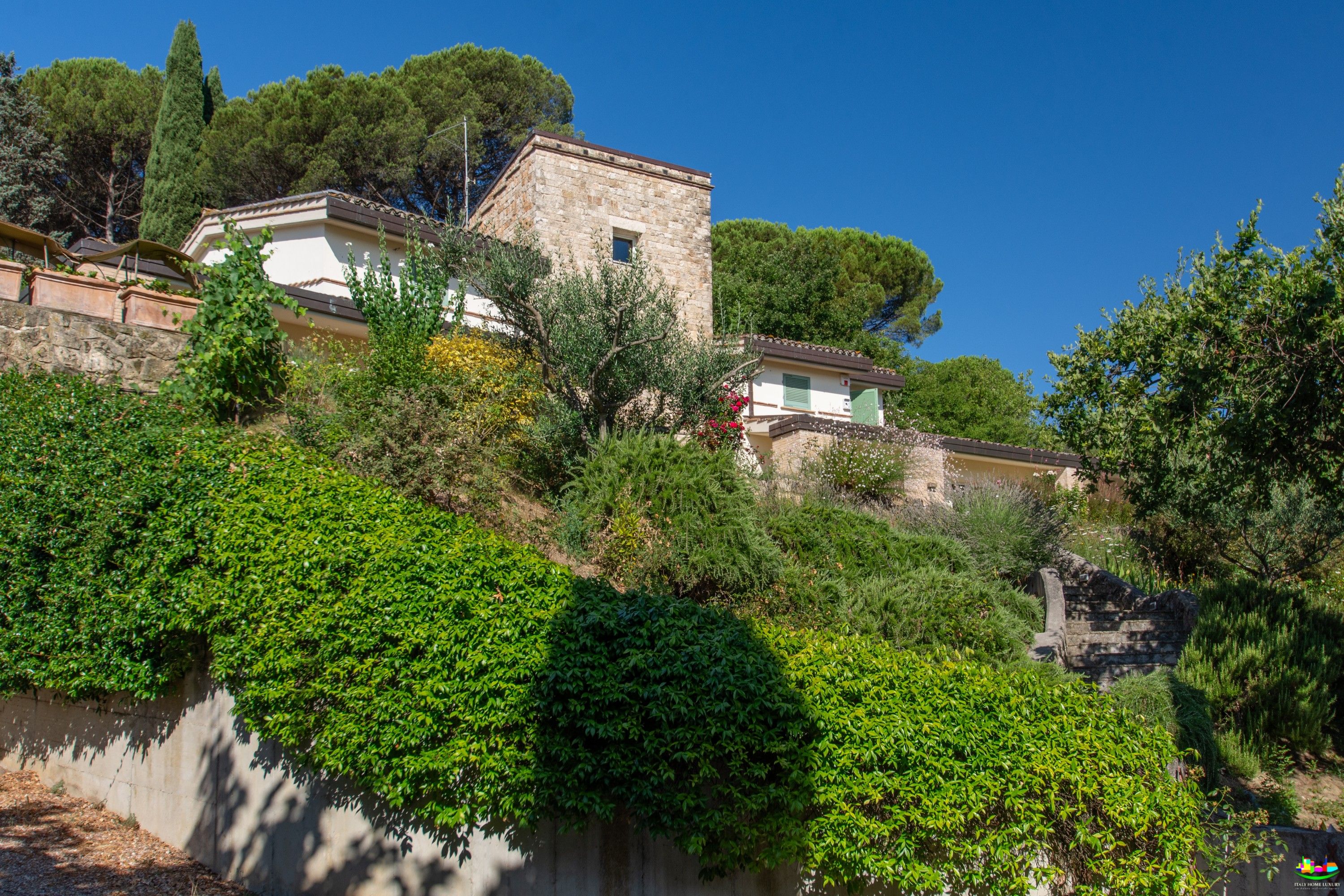 Casa de campo con torre histórica de palomas y piscina en Perugia, Casa señorial en venta