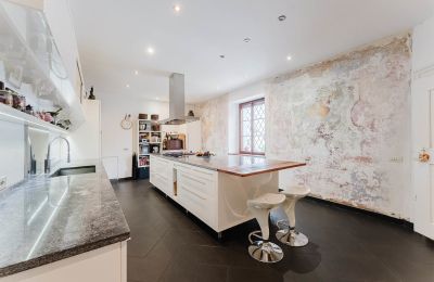 Palacio en venta 4693 Desselbrunn, Alta Austria, Die hochwertige Küche mit historischem Fresko