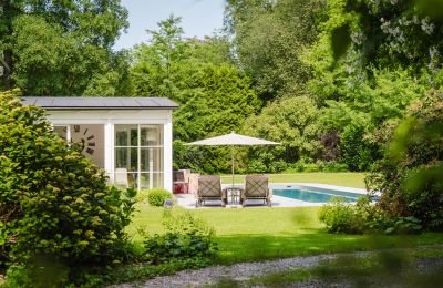Palacio en venta 4693 Desselbrunn, Alta Austria, Blick vom weitläufigen Schlossgarten in Richtung Poollandschaft 