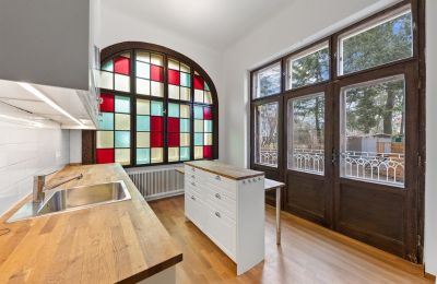 Mansión histórica en venta Währing, Viena, Die charmante Küche mit farbigen Bleiglas-Fenstern