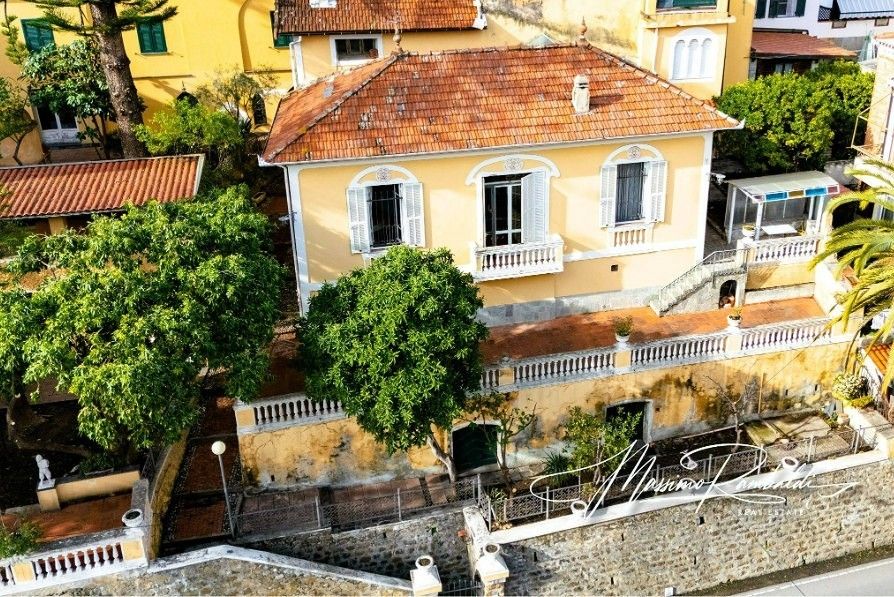 Fotos Casa de estilo Liberty Martini en Taggia: con vistas al mar y jardín histórico